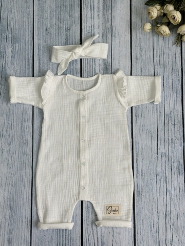 Купить оптом 336-МО. Комбинезон с повязкой для девочки из муслина, хлопок 100%, размеры 56,62,68, молочный в Иркутске