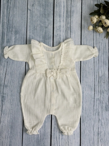 Купить оптом 337-МО. Комбинезон с бантом для девочки из муслина, хлопок 100%, размеры 56,62,68, молочный в Иркутске